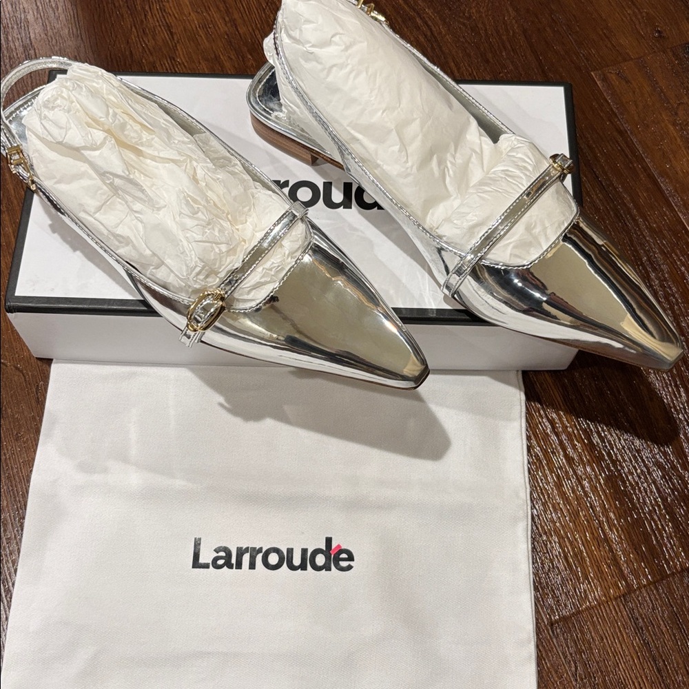 Larroude Metallic Silver Pointed Flats size 7 New in Box